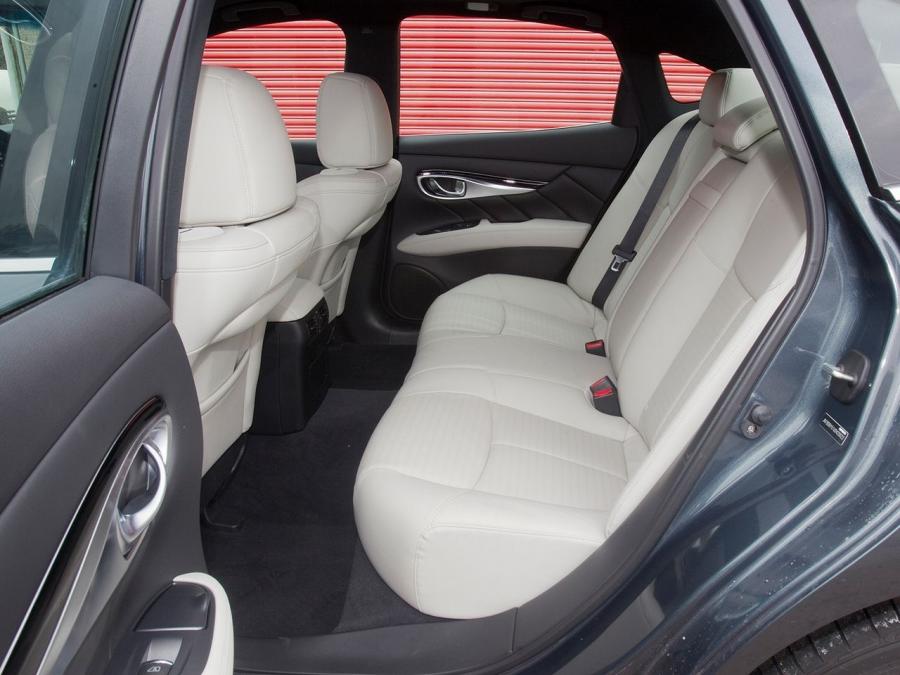  Infiniti M30d S 2010 года  (UK) (фото 3 из 15)